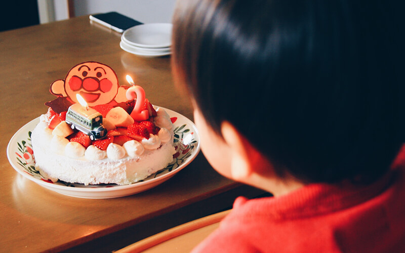 ２歳の誕生日 部屋の飾り付けとアンパンマン尽くしのお祝い料理 こりのろっさブログ